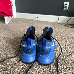 Size 9.5 KD basketball shoes